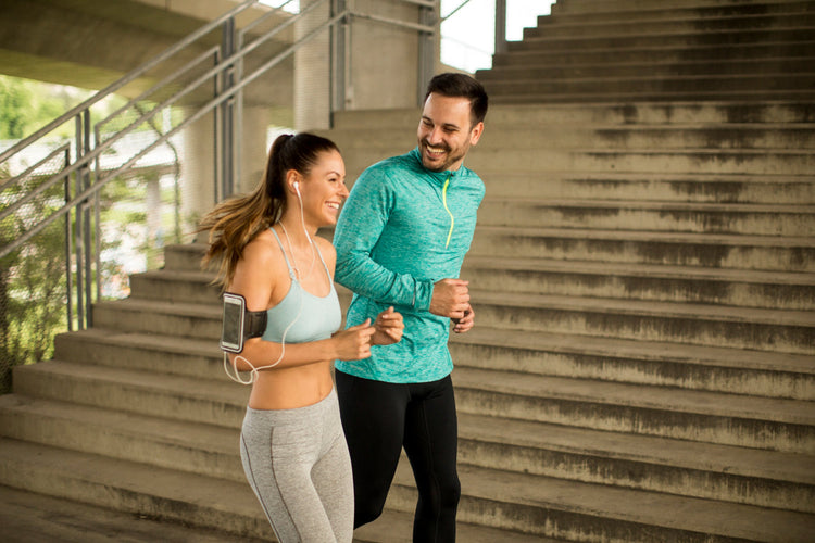 Persona iniciando entrenamiento en gimnasio c