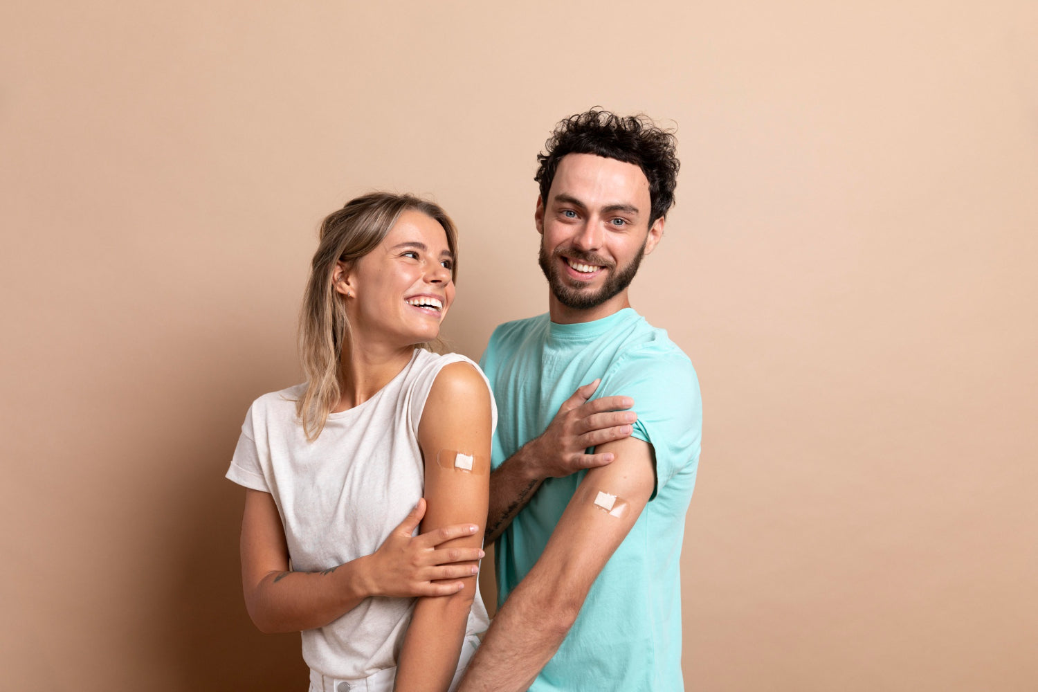 Personas recibiendo vacuna contra la influenza