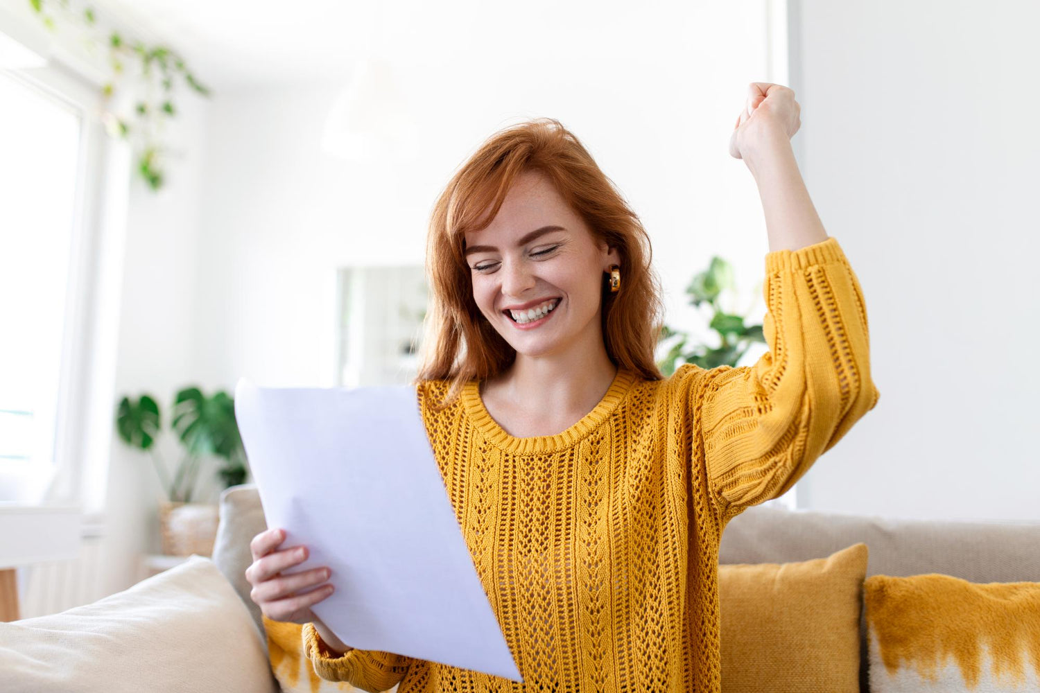 mujer feliz con sus exámenes de laboratorio normales